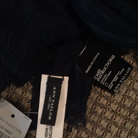 Ann Taylor wrap scarf - Picture 4 of 4